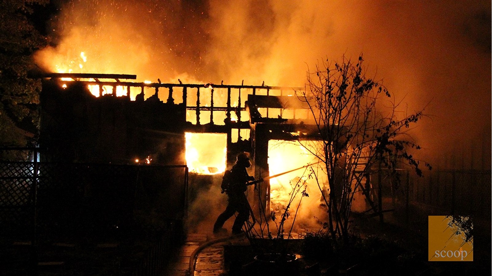 Les flammes détruisent un garage sur la rue du Palais à Les Coteaux