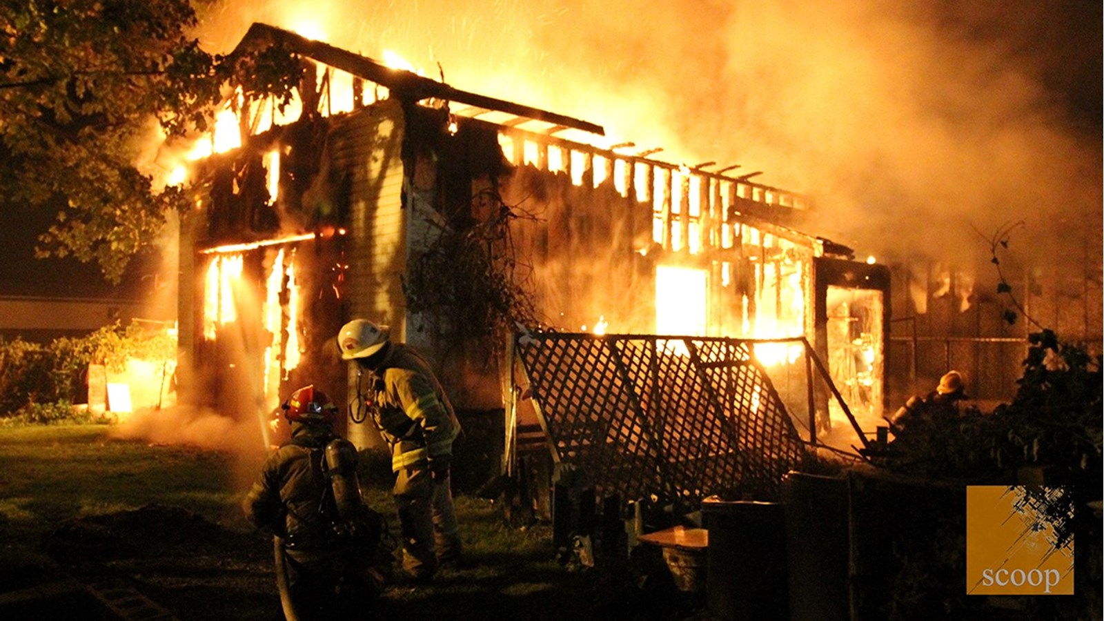 Le capitaine Patrick Laberge et le directeur-adjoint Denis Lévesque du service des incendies de Coteau-du-Lac devaient affronter un mur de flammes à leur arrivée.