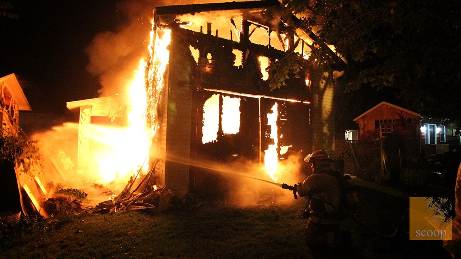 Les flammes détruisent un garage sur la rue du Palais à Les Coteaux