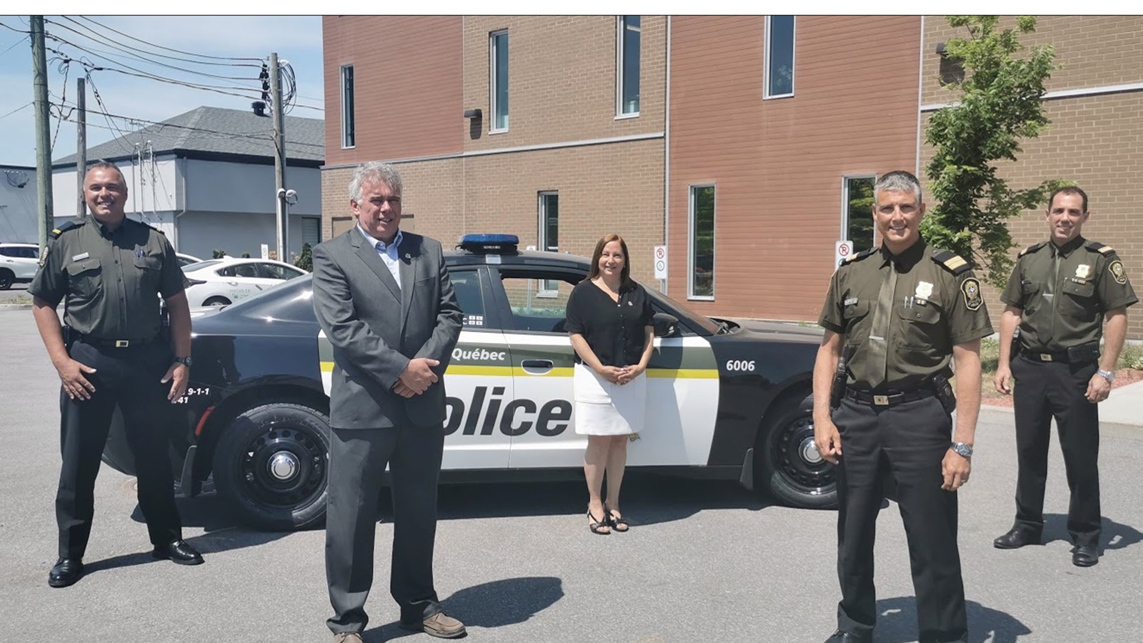 Les responsables des postes de la SQ dans la MRC de Vaudreuil-Soulanges, Marc Robert, Patrick Bertrand et Bruce Labrie prennent la pose avec la présidente du Comité de sécurité publique de la MRC, Danie Deschênes et le préfet de la MRC, Patrick Bousez, aussi membre du CSP.