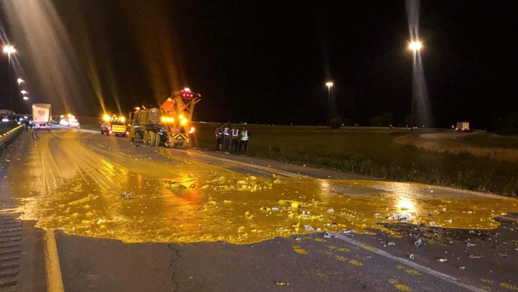 De la peinture en quantité importante sur l’autoroute 20 hier soir