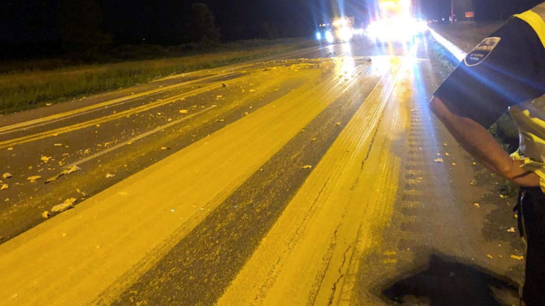 De la peinture en quantité importante sur l’autoroute 20 hier soir