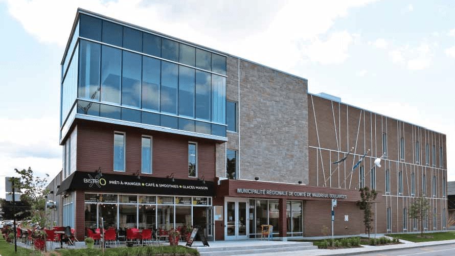 La Cour municipale régionale de Vaudreuil-Soulanges est située au 280, boulevard Harwood à Vaudreuil-Dorion.