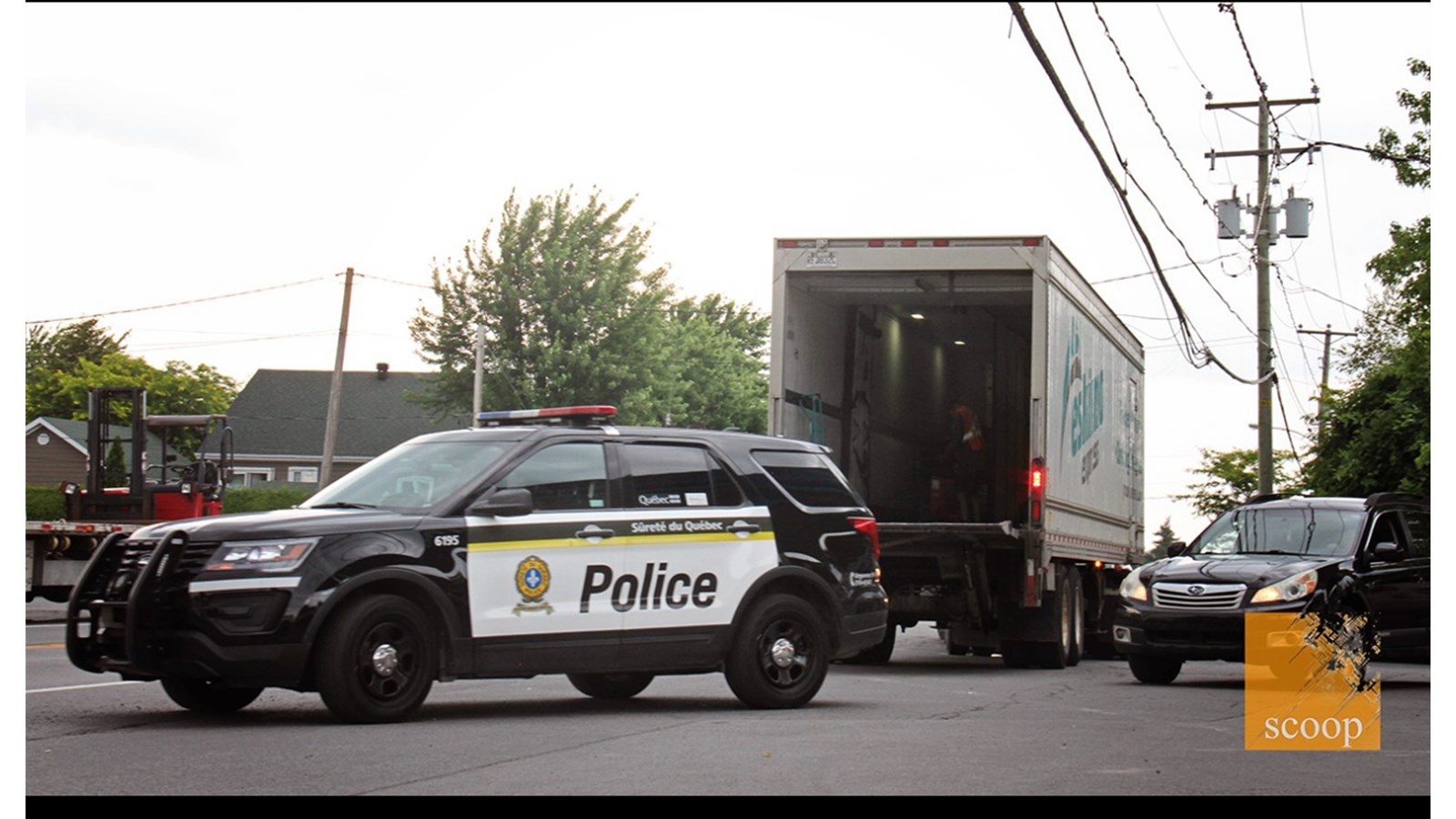 Un camion de livraison est prisonnier des fils de télécommunication à Saint-Clet