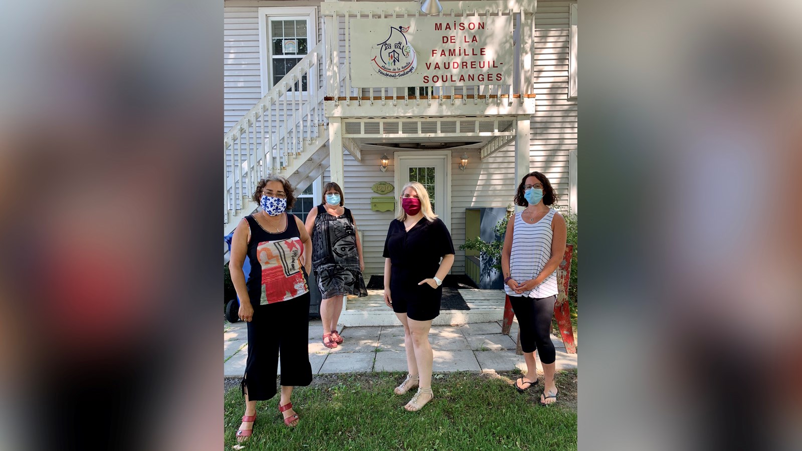 Mme DeBellefeuille a pris la pose avec le personnel de la Maison de la Famille de Vaudreuil-Soulanges lors du tout premier arrêt de sa tournée estivale 2020. 