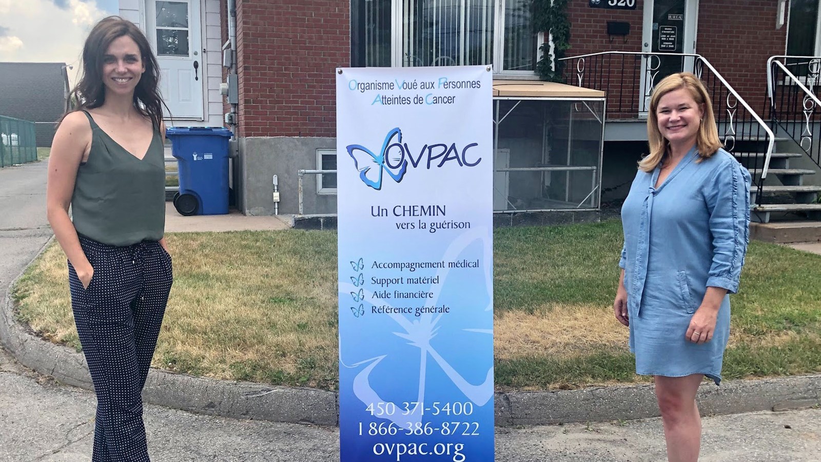 Michèle Cyr-Lemieux, directrice générale de la Fondation de l’Hôpital du Suroît prend la pose avec la directrice générale de l'OVPAC, Maude Poirier. 