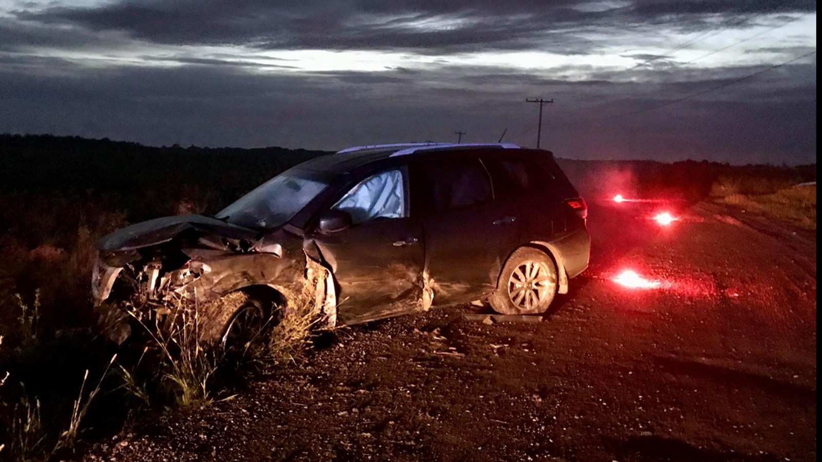 Un véhicule accidenté abandonné sur la Montée Chénier à Les Cèdres