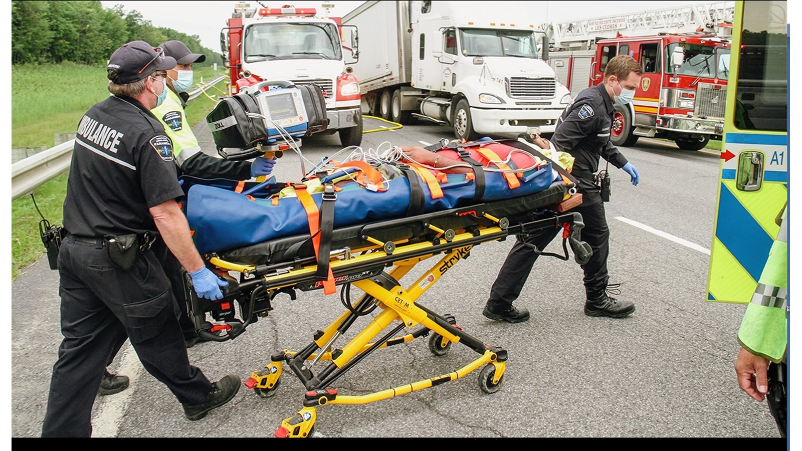 L’impact a causé des dommages importants aux mastodontes et l’un des deux conducteurs a dû être transportés au centre hospitalier du Suroît.