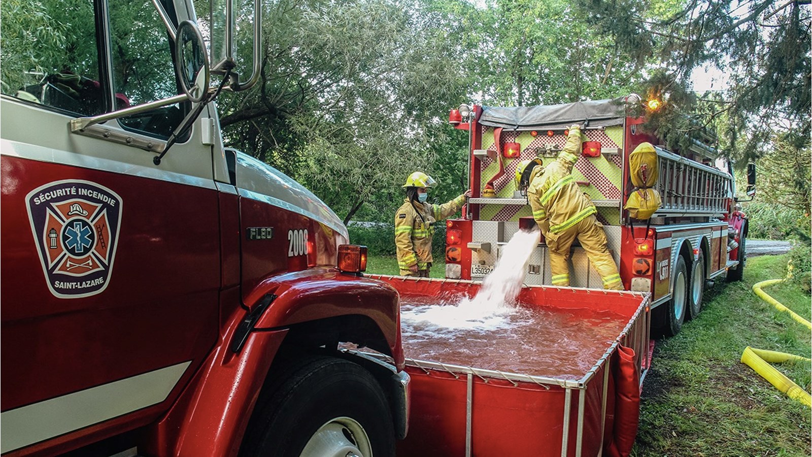 Les pompiers du Service incendie de Saint-Lazare ont mis les bouchées triple avec leur unité pompe, leur camion réservoir d'eau et des pompiers à l'attaque