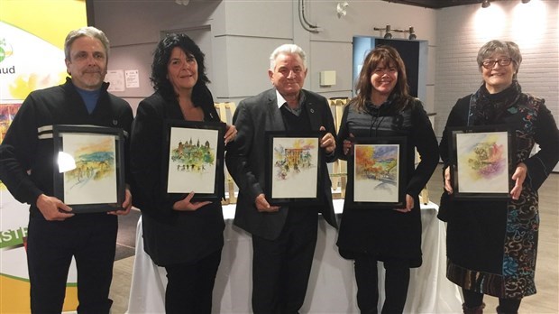 Chantal Lemieux (2e à partir de la gauche) lors de la présentation du plan d'action en matière de développement durable de la Ville de Rigaud, en 2018