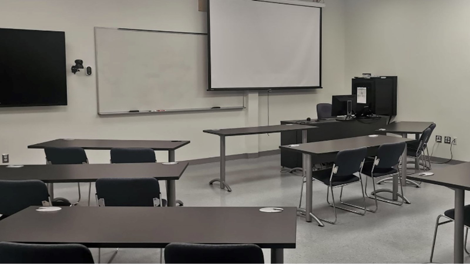 Une salle de visioconférence aménagée sur place permet aux étudiants de Vaudreuil-Dorion de suivre un cours offert à l'Université du Québec à Trois-Rivières et vice-versa