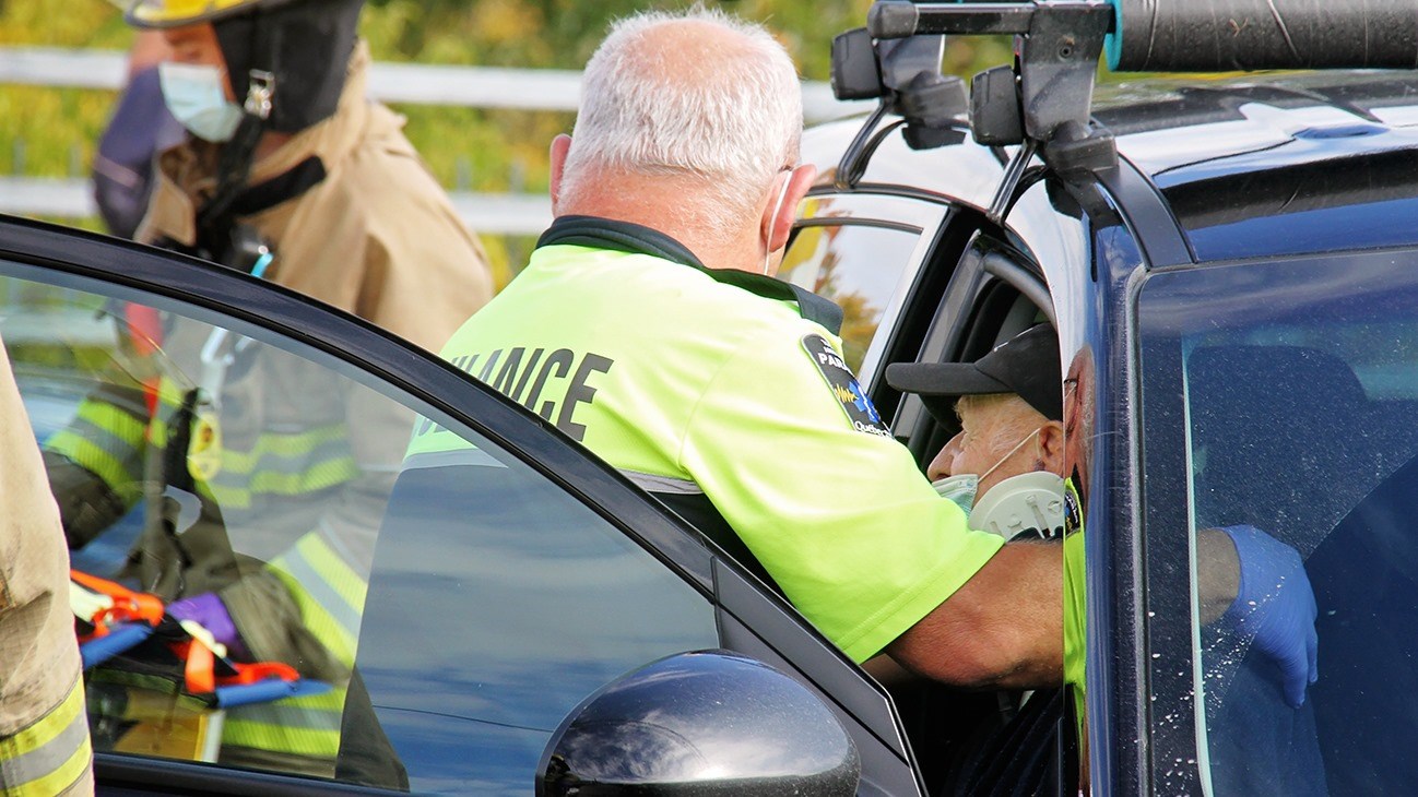 Un homme de 95 ans est transporté à l'hôpital après avoir été frappé par une voiture