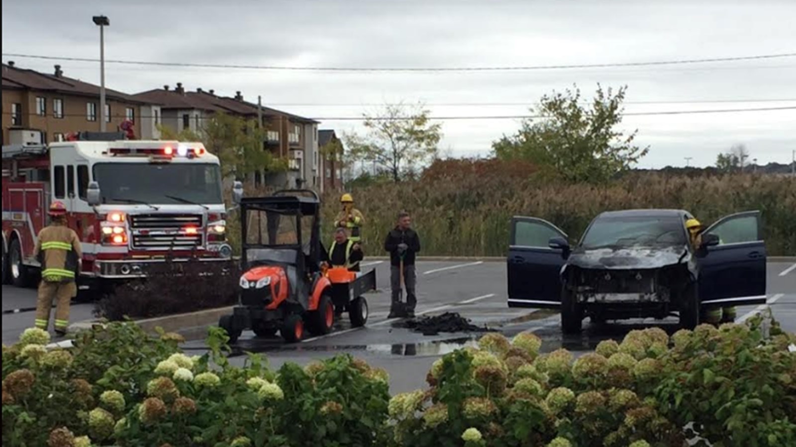 Un VUS est la proie des flammes sur le boulevard de la Gare