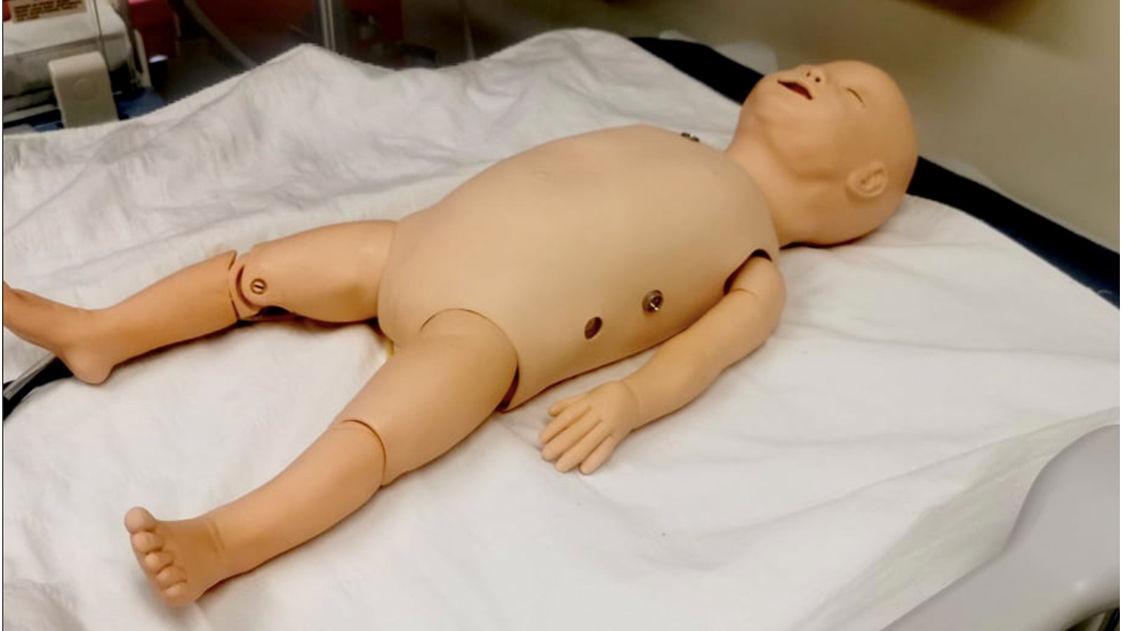 Des mannequins qui prennent l’apparence de poupons sont aussi présents au centre de simulation pour que les étudiants puissent se pratiquer à les manipuler