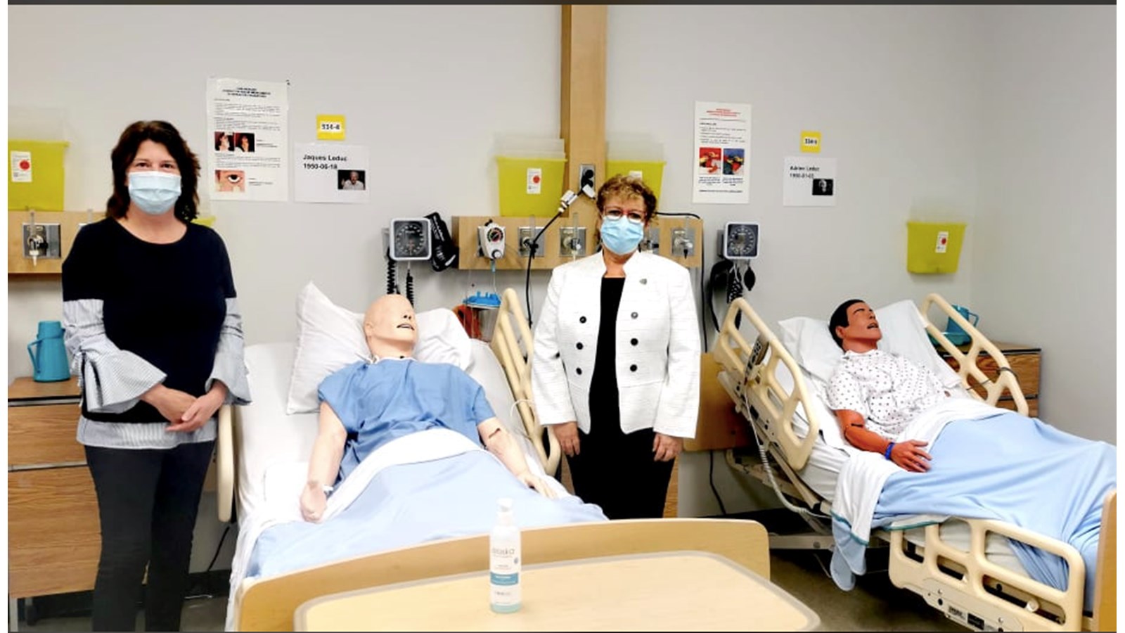 La Directrice des études du Cégep de Valleyfield, Francine Bélair (à droite) prend la pose avec l'une des enseignantes du programme de soins infirmiers