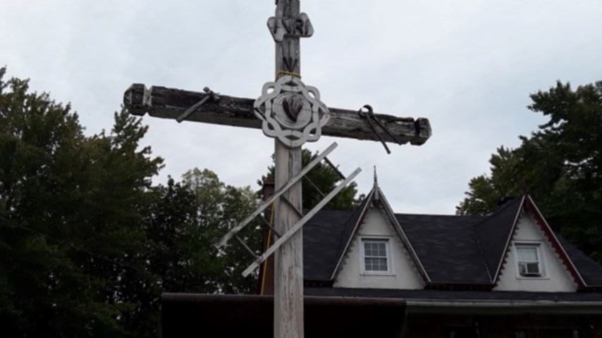 La croix de chemin située au 1188 chemin de l'église à St-Polycarpe avant restauration