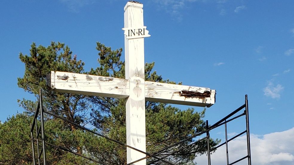 La croix de chemin située au 2305 route 325 nord à St-Télesphore pendant sa restauration