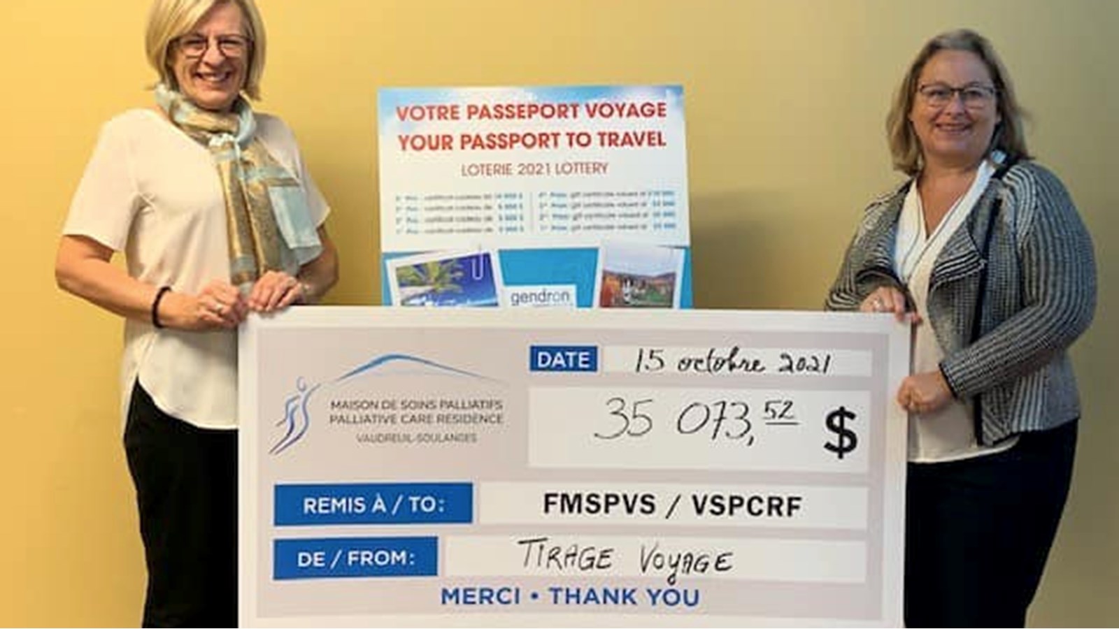 Christine Boyle, directrice générale, et Nathalie Blanchet, directrice du
développement philanthropique, dévoilant les résultats de la loterie « Passeport Voyage »