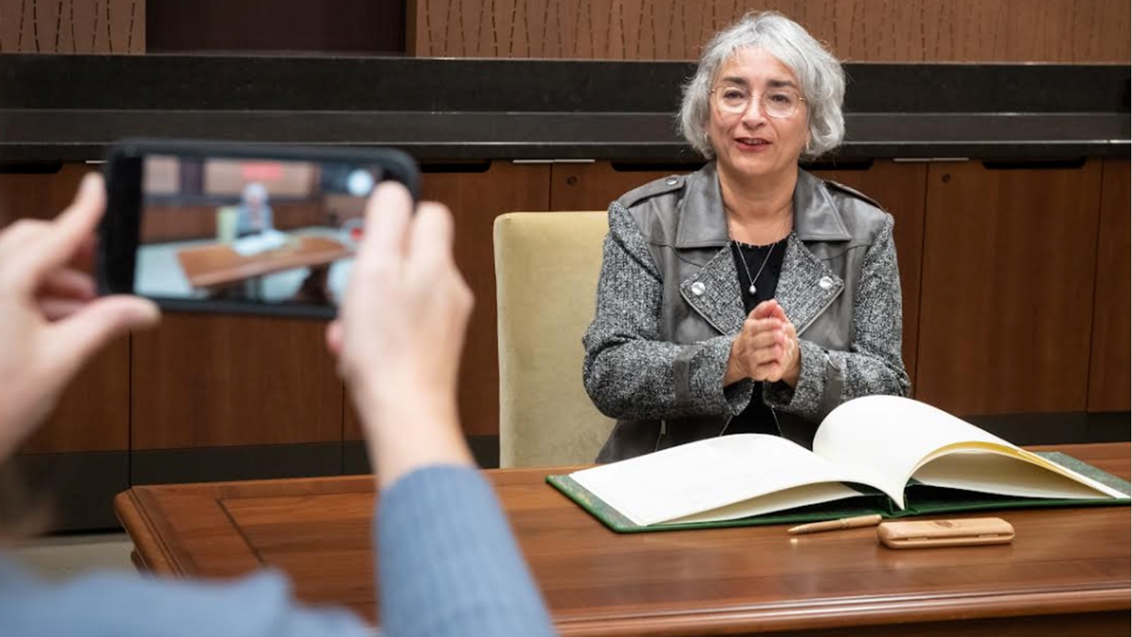 Claude DeBellefeuille officiellement assermentée à titre de députée de Salaberry-Suroît