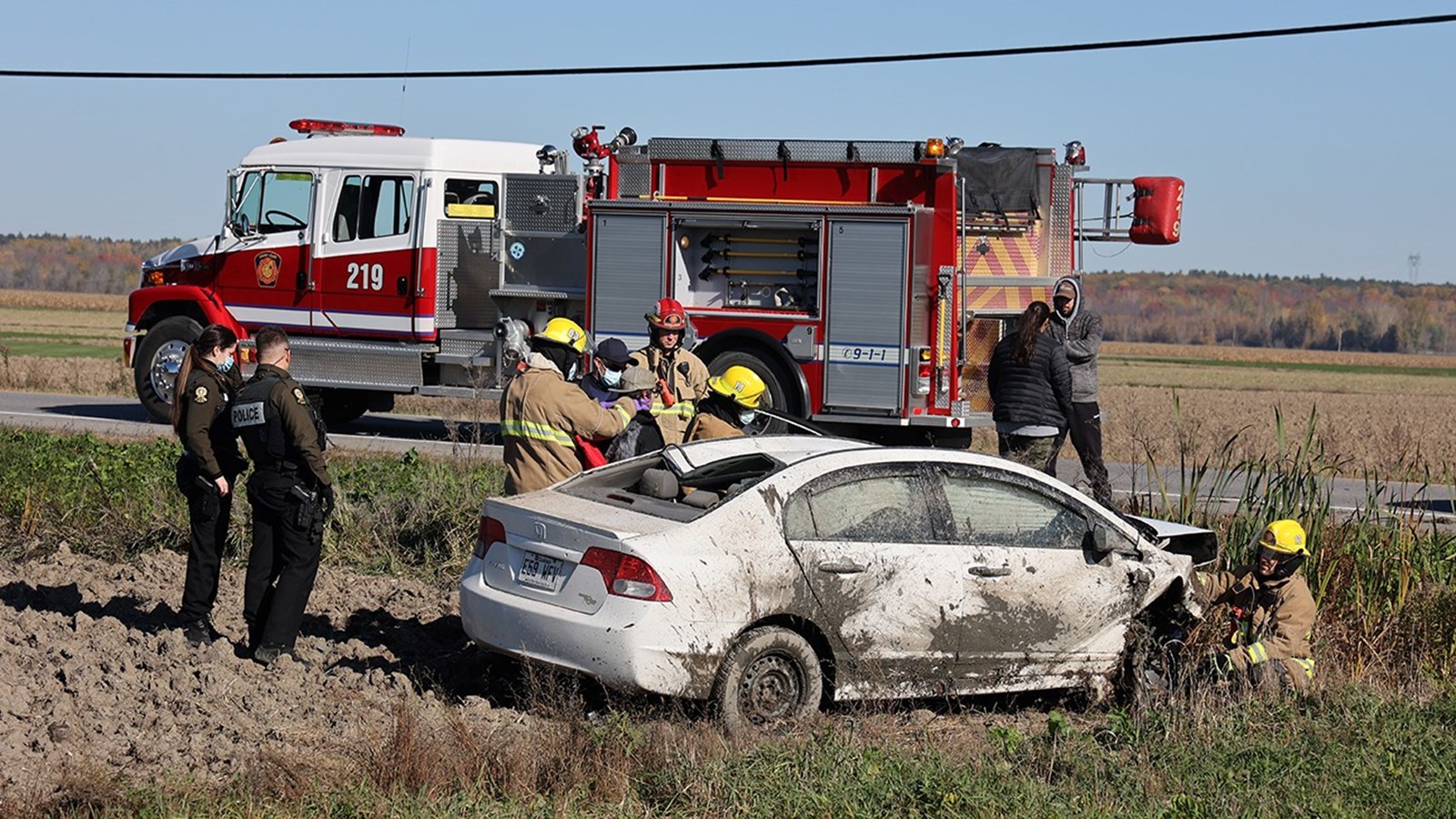 Un chauffard termine sa course dans un champ à Saint-Clet