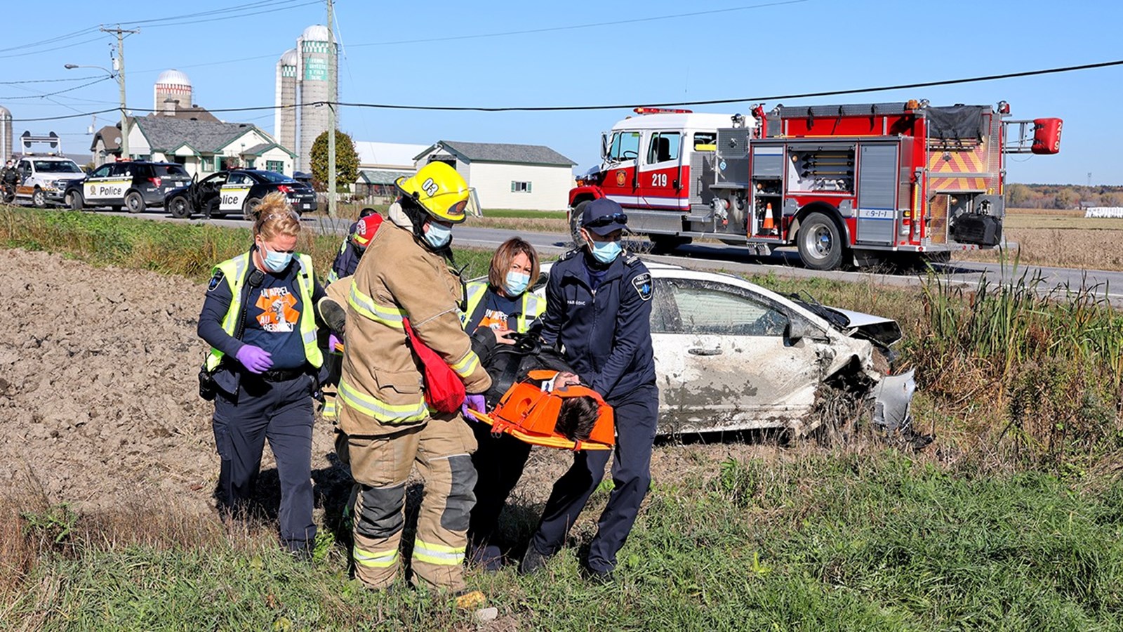 Un chauffard termine sa course dans un champ à Saint-Clet