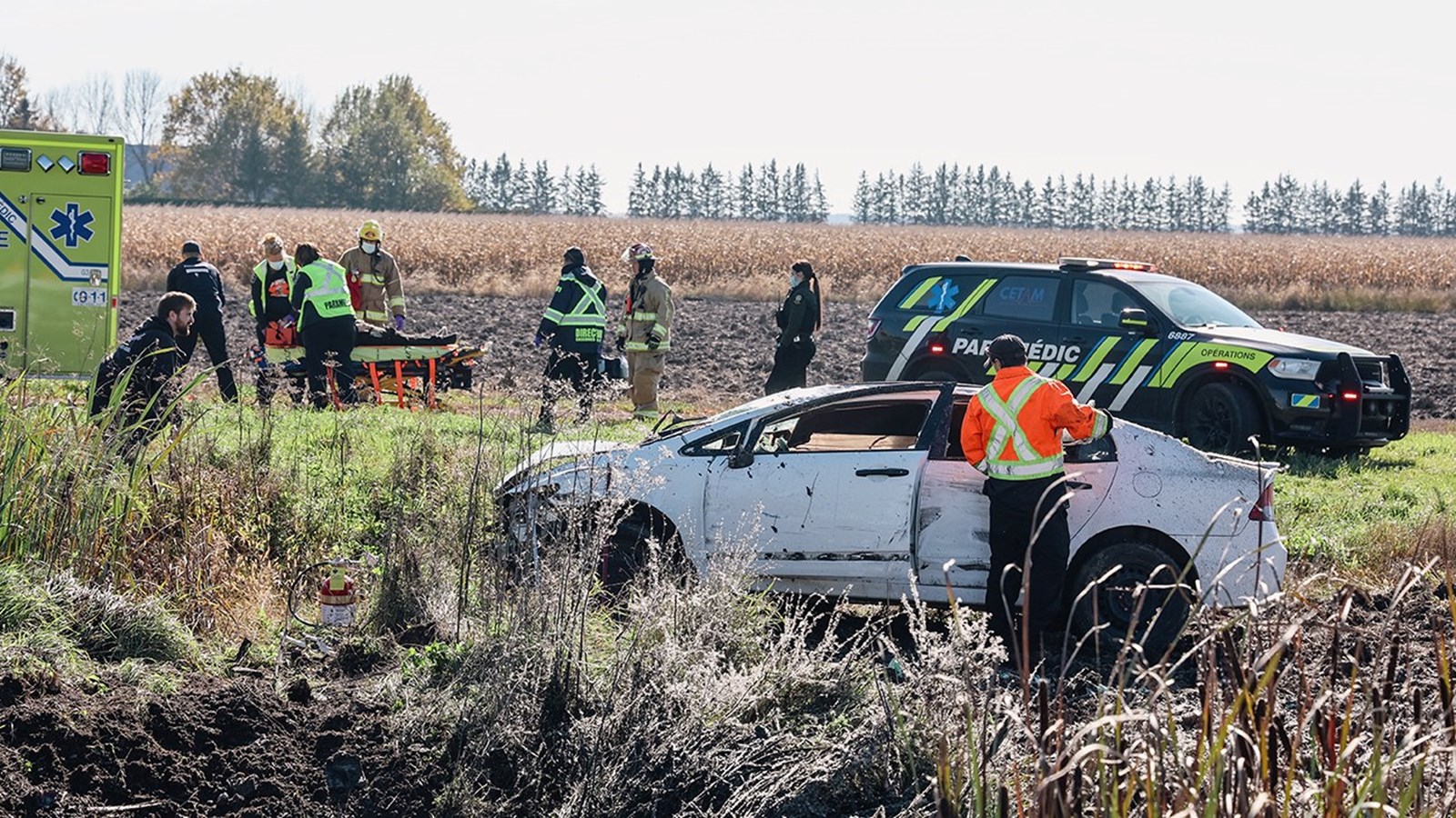 Un chauffard termine sa course dans un champ à Saint-Clet