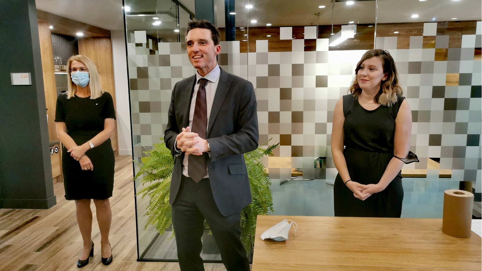 Isabelle Salvas de Promotuel Vaudreuil-Soulanges, Patrick Loiselle propriétaire des lieux et Catherine Dame, adjointe de M. Loiselle