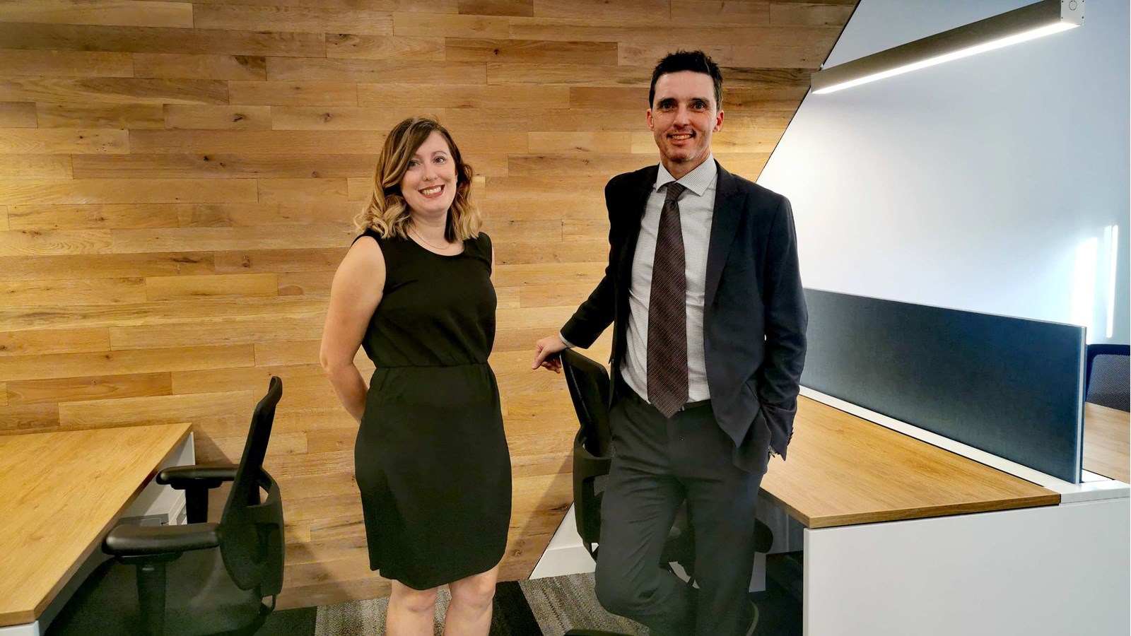 Catherine Dame et Patrick Loiselle de Bureau & CO prennent la pose dans l'aire ouverte, comprenant huit bureaux, offerte en location aux intéressés