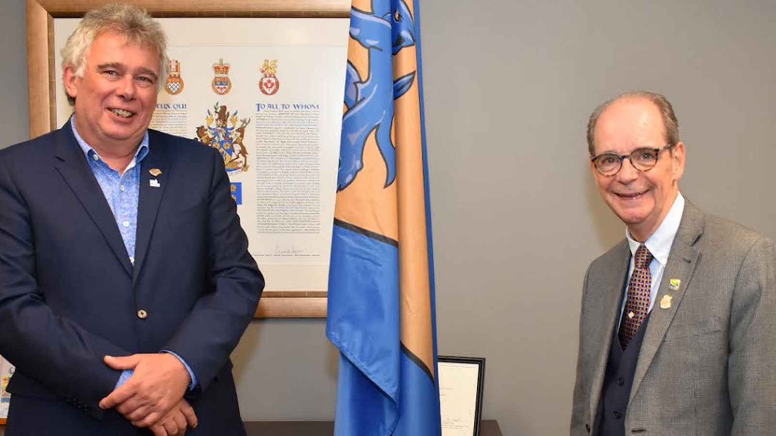Le préfet réélu sans opposition Patrick Bousez prend la pose avec le préfet suppléant, Pierre Séguin