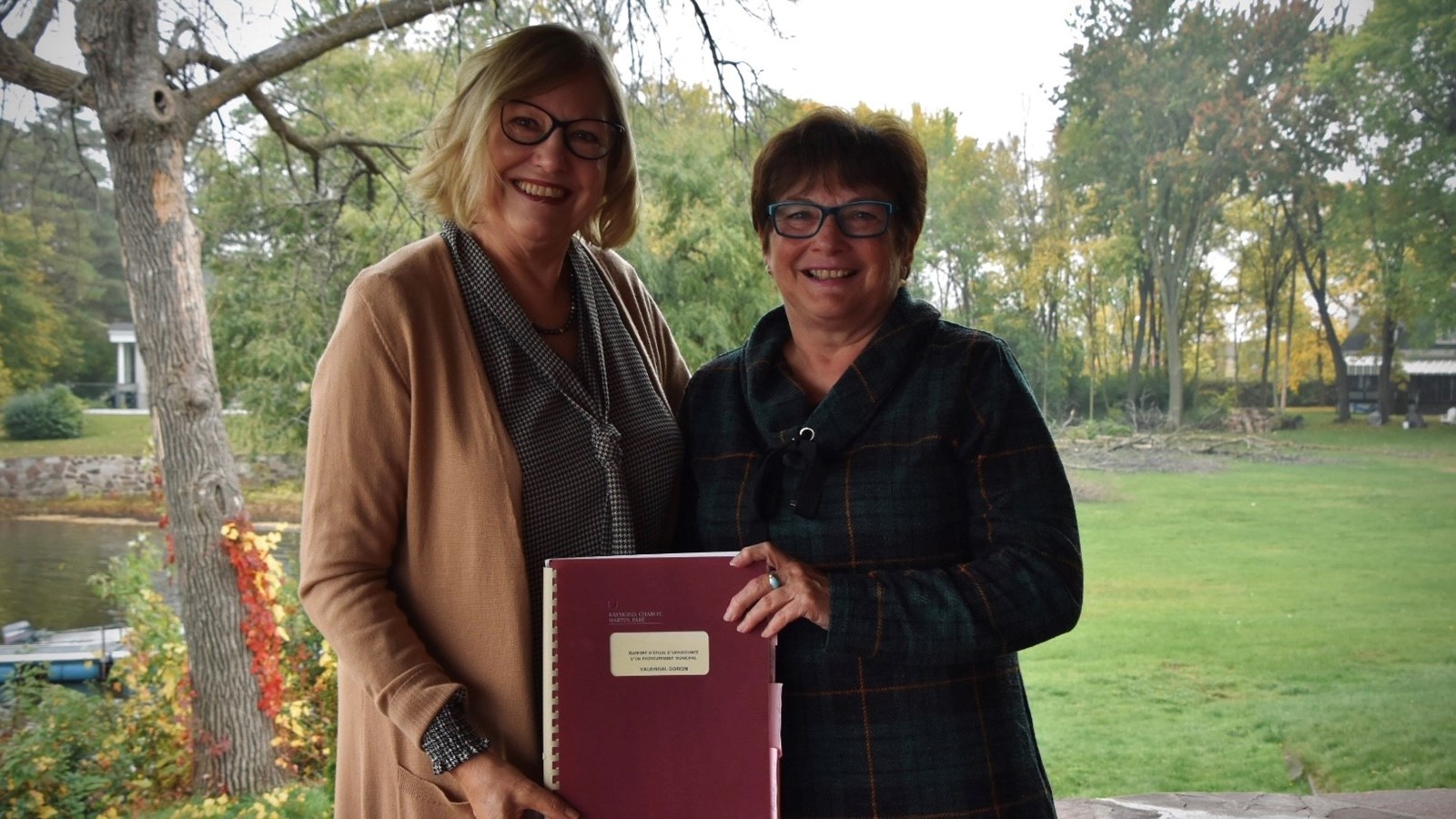 Louise Leblond-Vallée et Céline Chartier, tenant l'étude d'opportunité réalisée en 1993 sur la fusion de Vaudreuil et Dorion. 