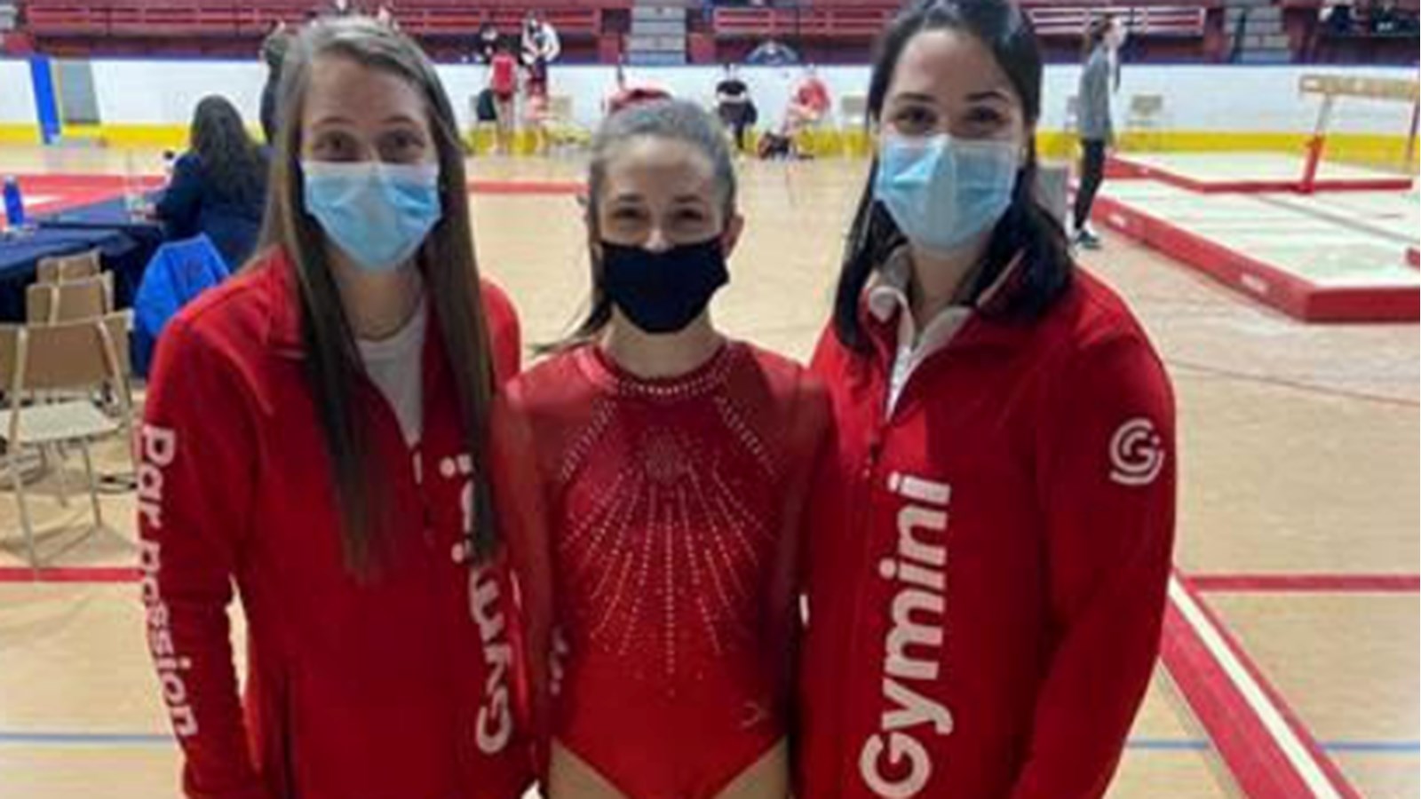 Jade Pinsonneault (entraineuse), Orélie Lefebvre et Valérie L’Écuyer (entraineuse) ont pris la pose lors de la compétition