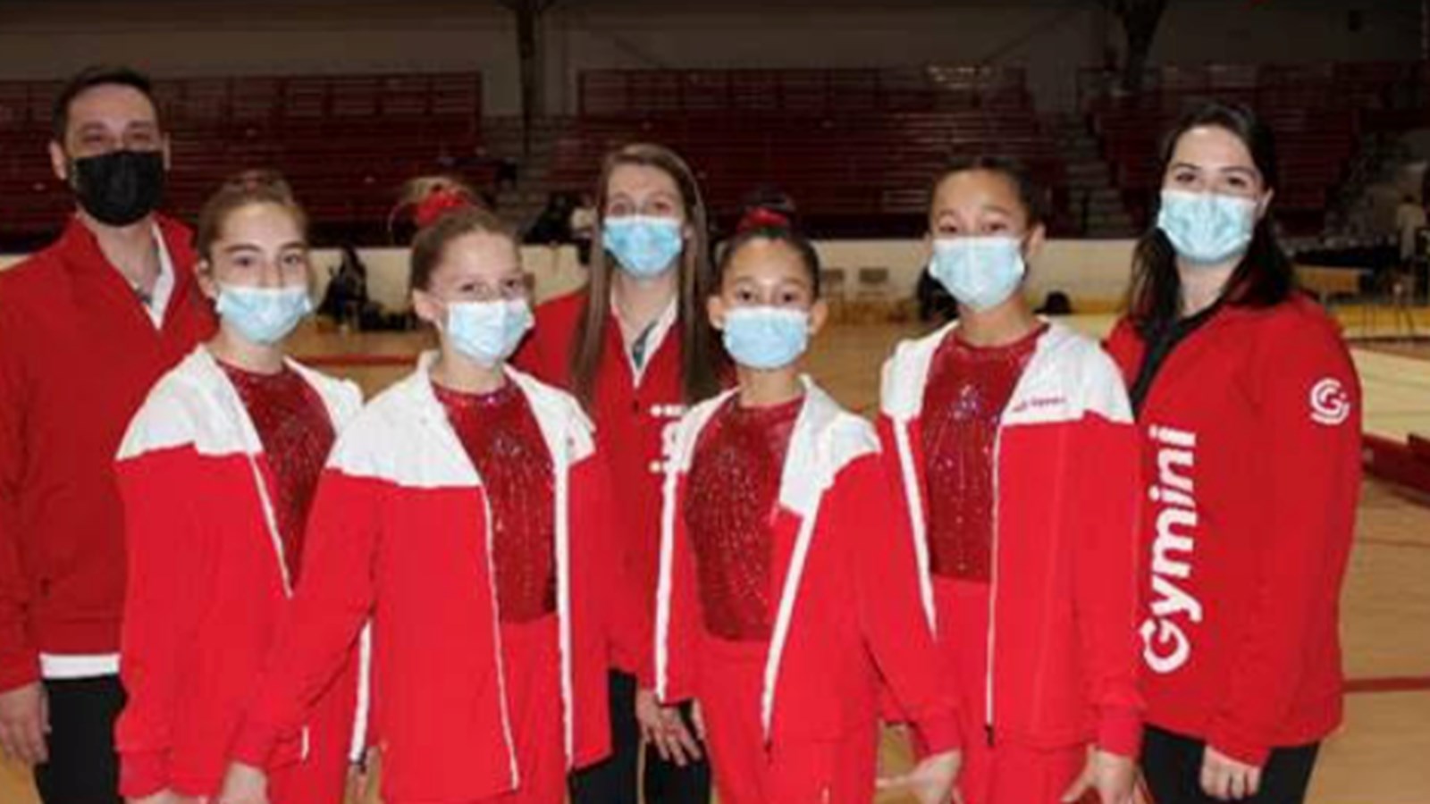Sur cette photo, on retrouve de gauche à droite: Yann Auclair (entraineur), Anabel Dubreuil-Bissonnette, Eve-Marie Leblanc, Jade Pinsonneault (entraineuse), Cassiopée Woo Sun Cheong, Mahélie Woo Sun Cheong et Valérie L’Écuyer (entraineuse)