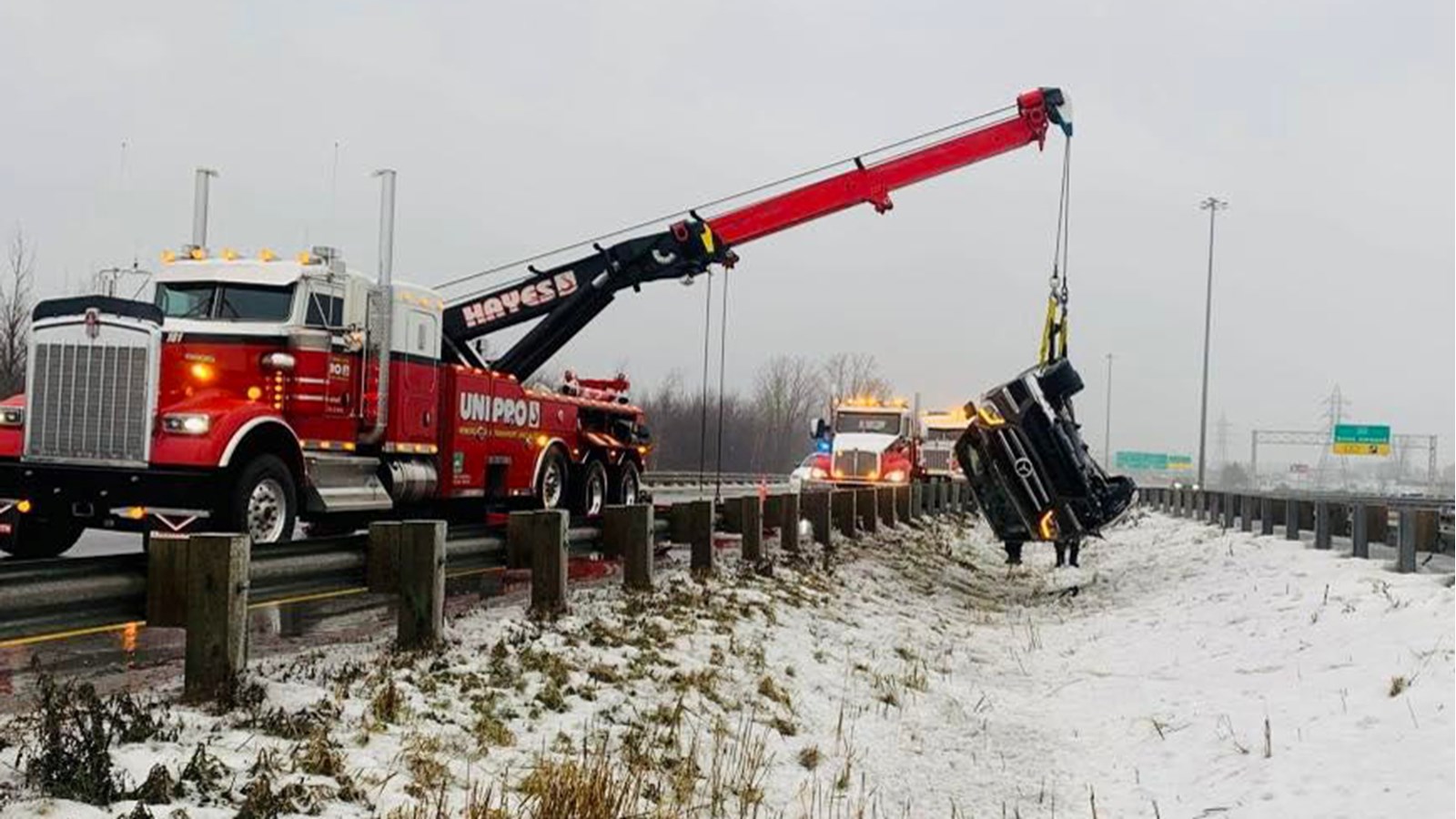 Sa voiture termine entre deux glissières de sécurité après une sortie de route