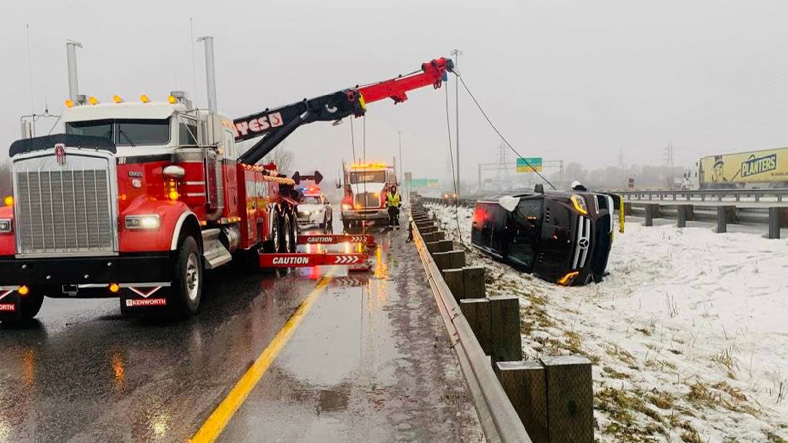 Sa voiture termine entre deux glissières de sécurité après une sortie de route
