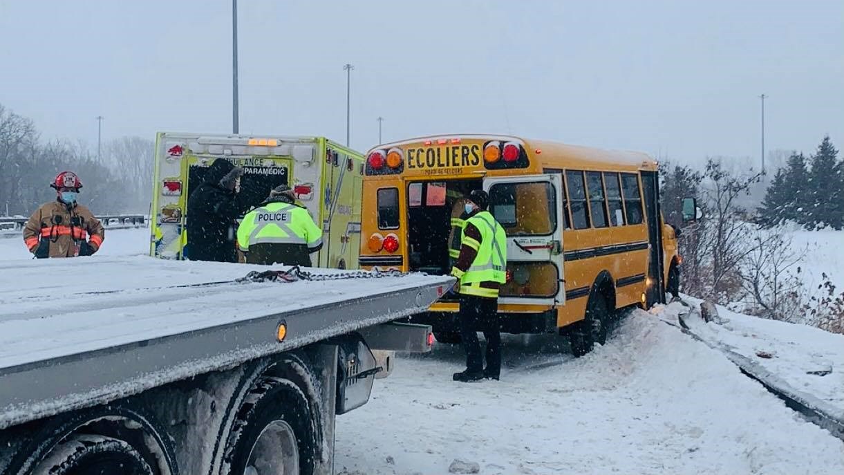 Un autobus scolaire se retrouve dans le terre-plein de droite sur l’A-30 est