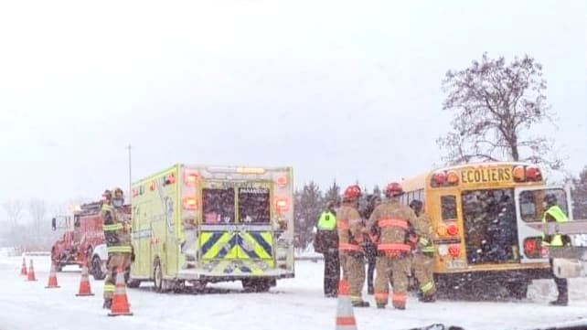 Accident impliquant un autobus: trois jeunes sont légèrement blessés