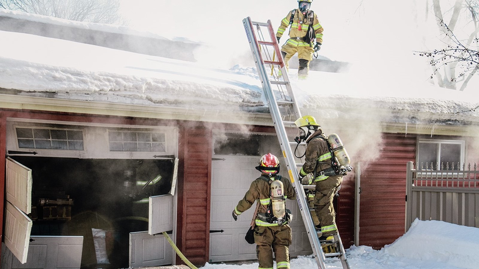 Une trentaine de pompiers de Rivière-Beaudette, Saint-Zotique, Saint-Polycarpe et Saint-Télesphore sont toujours sur place