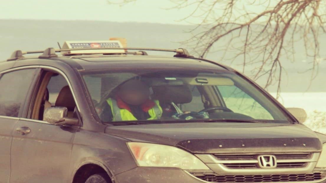 Elle conduit son véhicule sans être derrière le volant ni même attachée