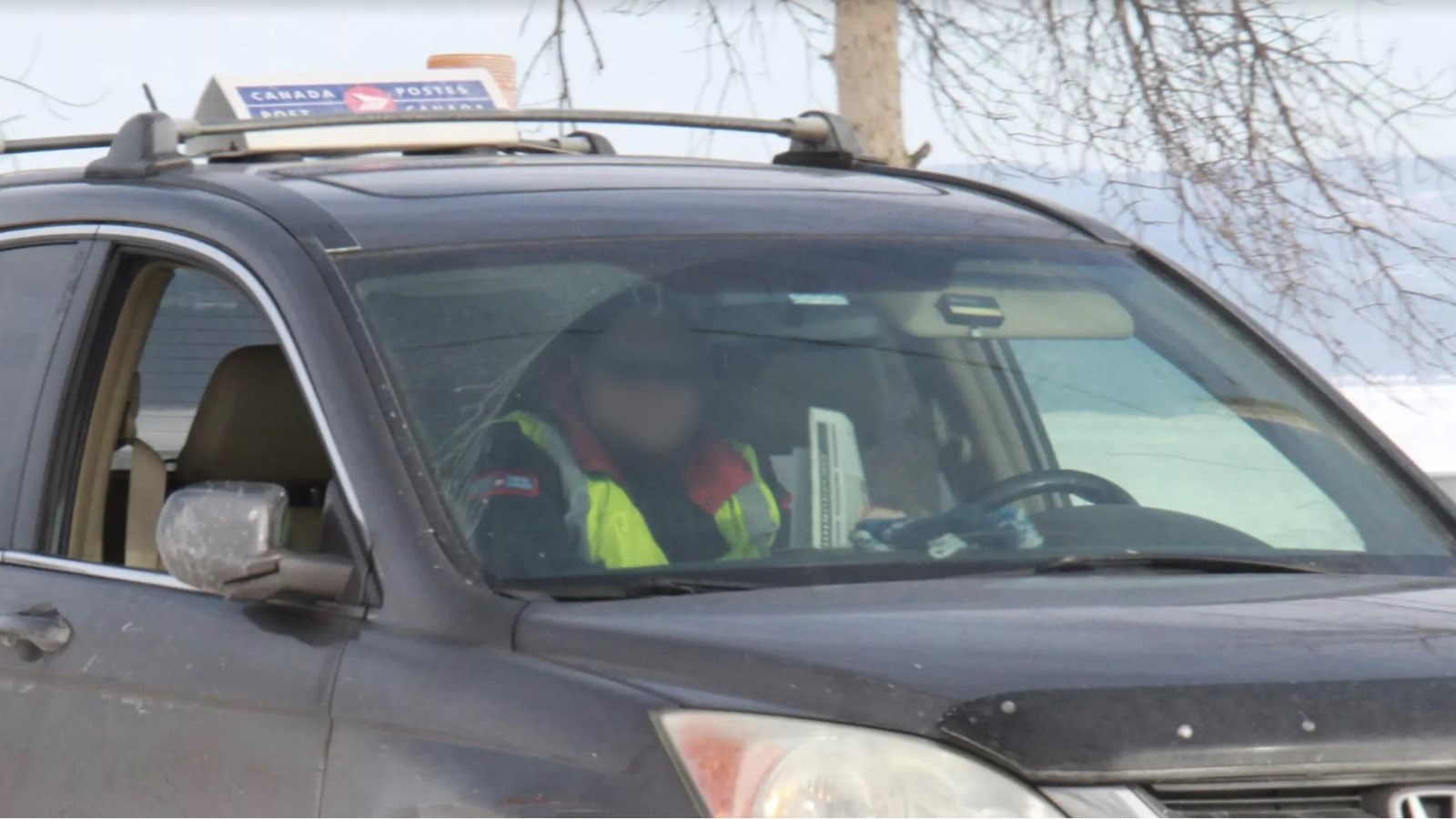 Elle conduit son véhicule sans être derrière le volant ni même attachée