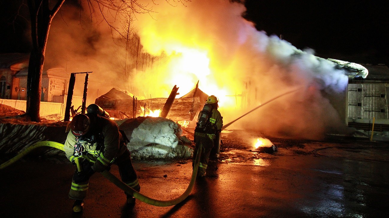 Un chalet est détruit par les flammes à Rivière-Beaudette