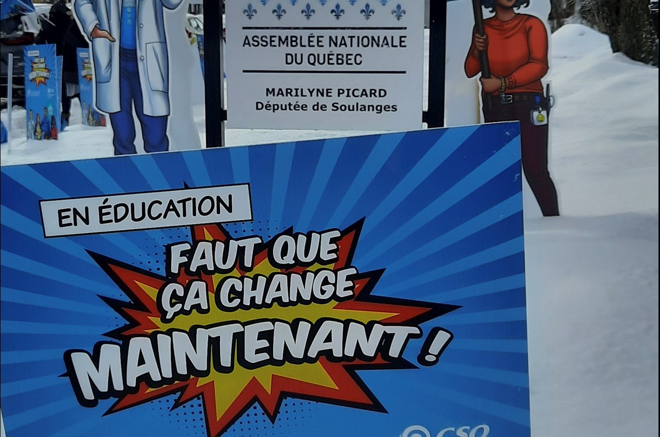 Le Syndicat du personnel de soutien des Trois-Lacs manifestent devant les bureaux de la députée