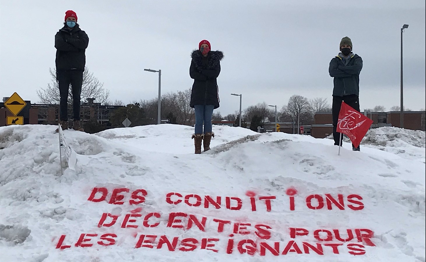Le 8 mars, des membres du SES ont tenu une action de visibilité en écrivant des messages dans la neige devant les bureaux du Centre de services scolaire des Trois-Lacs