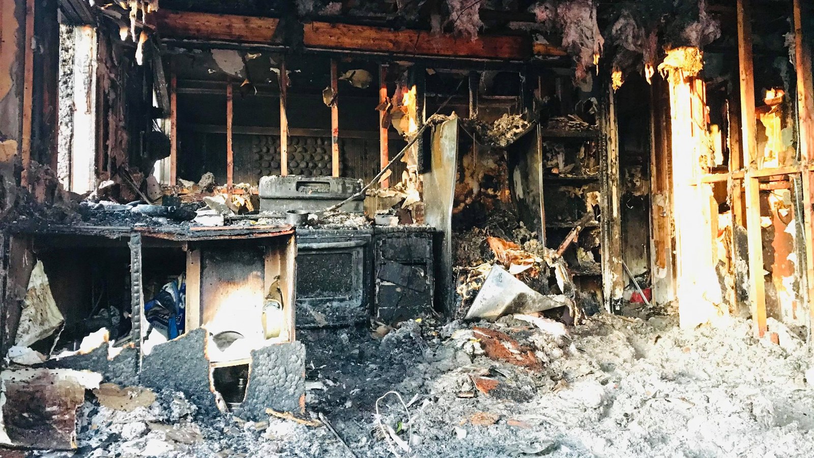 Le brasier était d'une rare intensité comme en témoigne cette photo prise à l'intérieur de la résidence incendiée