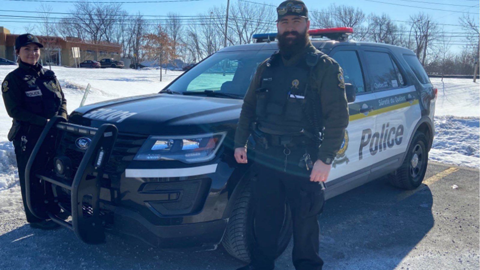 L’agente Martineau et l’agent Cuerrier du poste de la MRC de Beauharnois-Salaberry patrouillaient sur l’autoroute 30 dans le secteur de Salaberry-de-Valleyfield quelques minutes avant l'accouchement