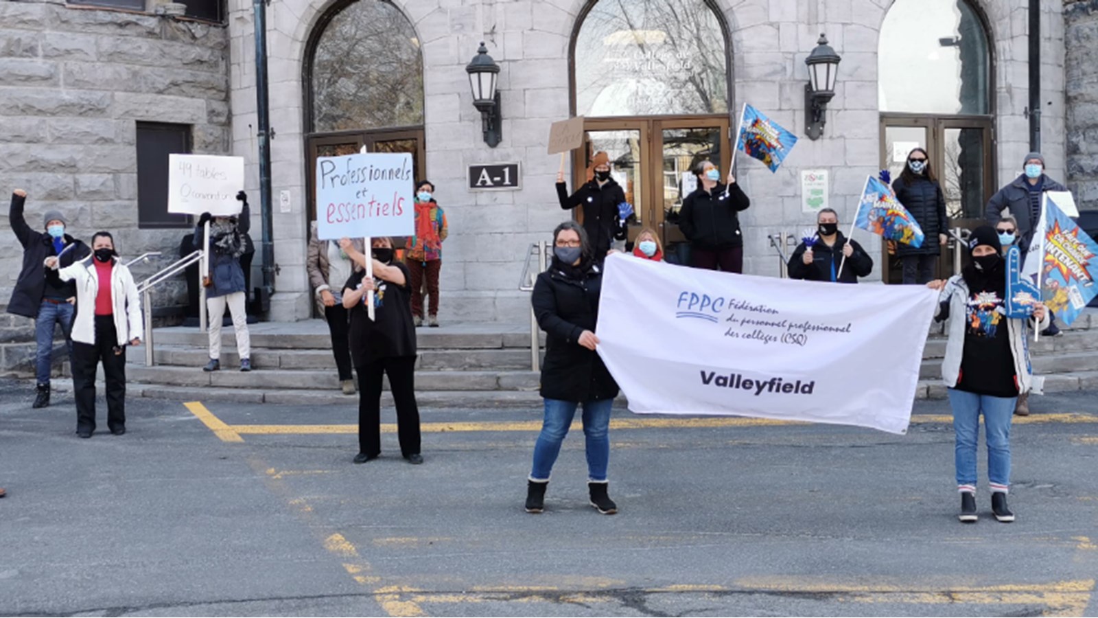 Une trentaine d'employés du Collège de Valleyfield en grève