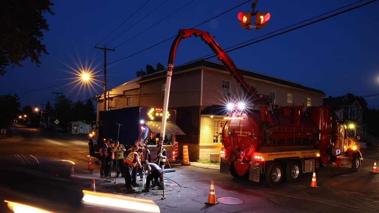 Travaux d'entretien de nuit d'une firme privé et des cols bleu à l'intersection Cité-des-Jeunes et route 201.