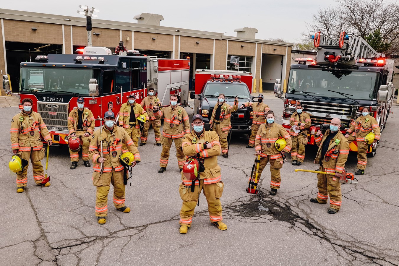 Le lieutenant Patrick Downs (centre de l'image) du service incendie de Montréal, qui devait prendre sa retraite, poursuit finalement sa carrière à Pincourt.