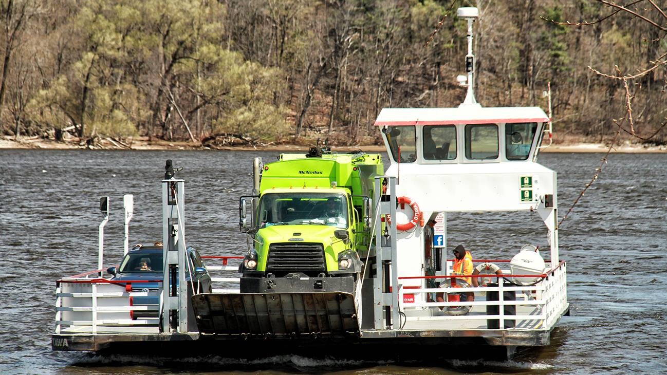Camion fluo sur le traversier reliant Pointe-Fortune à St-André-d’Argenteuil.