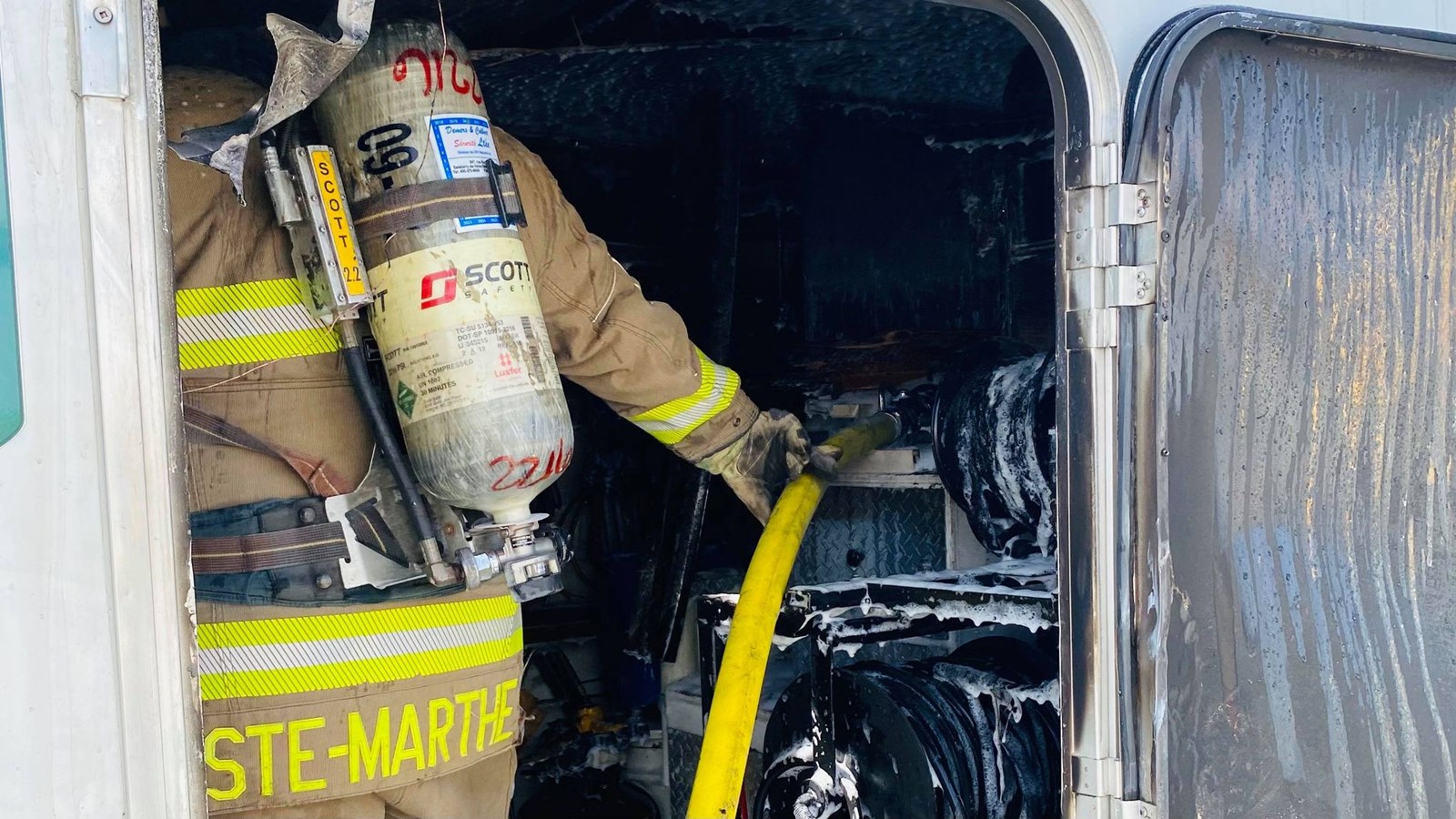 Une remorque est la proie des flammes à Sainte-Marthe