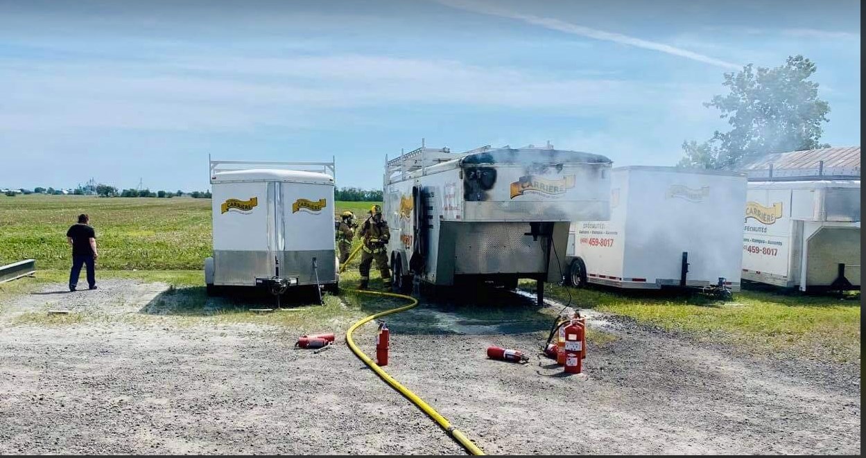 Une remorque est la proie des flammes à Sainte-Marthe